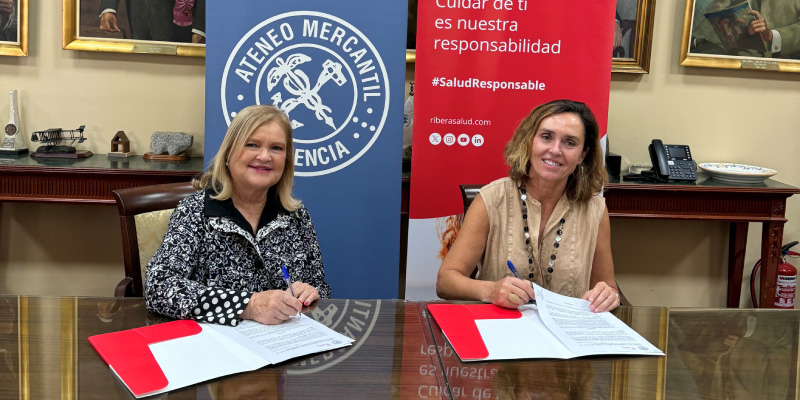 La presidenta del Ateneo Carmen de Rosa y la presidenta de la Fundación Ribera Salud y CEO de Ribera Elisa Tarazona